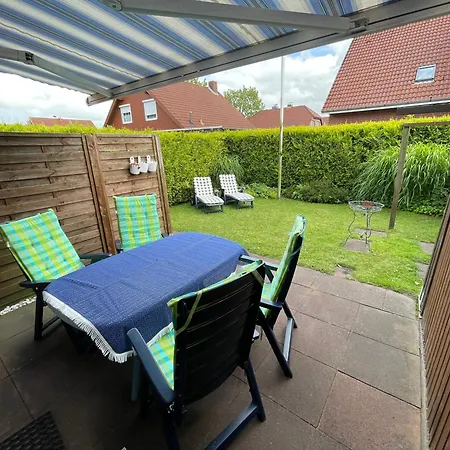 Haus Tillmann Mit Hund In Hooksiel
